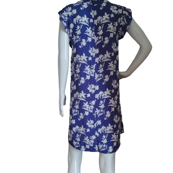 Floral Print Halogen Blue and White V - Neck Pleat Detail Shift Dress in… - Picture 2 of 4